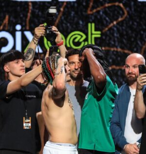 Kenny Ojuederie Instagram - WEIGH IN DONE ✅ TUNE IN TOMORROW FOR MY FIGHT 🥊💥 LIVE ON DAZN. THE SHOW STARTS AT 7PM GMT. SMOKE SEASON 😤💨