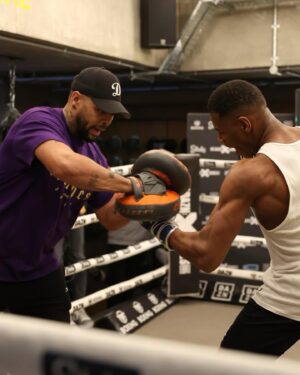 Kenny Ojuederie Instagram - ITS FIGHT DAY! Tune in tonight on @daznboxing (link in bio) for my fight. The show starts at 7pm UK GMT. @misfitsboxing 🥊💥