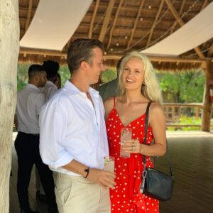 Kenny Wormald Instagram - Happy Birthday @laurenbennett 
🏝🇲🇽
Harlow & I love you so much!❤️ #happyberzdaylauren