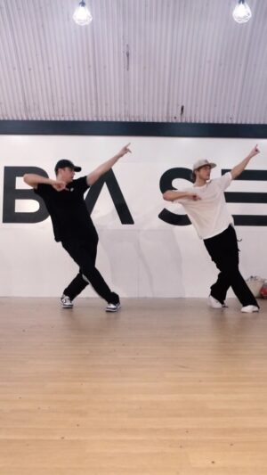 Kenny Wormald Instagram - Getting down to some @justinbieber with @mattjord_ 🔥

Thank you to everyone who’s been coming to my classes at @basedancestudios ❤️🇬🇧

DM me for class footage!