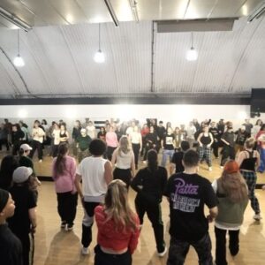 Kenny Wormald Instagram - I will be teaching a weekly class @basedancestudios in London EVERY SUNDAY at 16:00!!!🔥

Thank you to everyone who came to my first class in London! I can’t wait for next weekend.🙏

Please tag these dancers!
DM me for footage.
