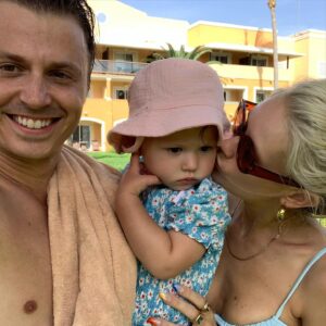 Kenny Wormald Instagram - Happy Birthday @laurenbennett 
🏝🇲🇽
Harlow & I love you so much!❤️ #happyberzdaylauren