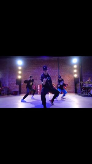 Kenny Wormald Instagram - @charlie_bartley @jakebrandorff & @daynesempert in my class in 2019 @theplaygroundla 🔥🔥

🎶 #smooth @robthomas 
#choreography @kennywormald 
🥁 @jessewilliamfarmer 
#playgroundla