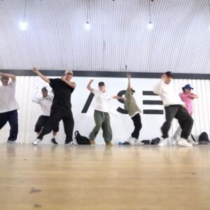 Kenny Wormald Instagram - Teaching this choreography in London with this group of incredible people in my class!!!😍

Thank you @sabmccarthy @siscogomez @mrjgraham @alexschoendorf @mattjord_ @liamraven95 🔥🔥

#choreography @kennywormald & @nicassbass_official 

I’m teaching every Sunday 4pm @basedancestudios 🇬🇧