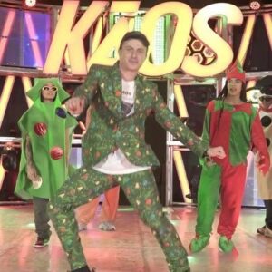 Kenny Wormald Instagram - @kaos #happyholidays #throwback 😂🎁🎄

@lylebeniga @dextercarr @ysabellecaps @nat_bat_ @fefe_burgos @juliandeguz13 @robfish_inc