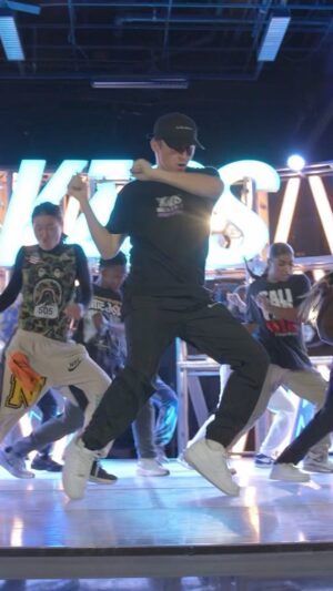 Kenny Wormald Instagram - 🎶 @silksonic #silksonicintro 

I’m teaching @theplaygroundla tonight 1/4 at 6PM!!!

🎥 @kaos x @robfish_inc