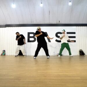 Kenny Wormald Instagram - BAD BAD NEWS @leonbridgesofficial 

Dancing with @dcsoulchild1 & @reeceinches last week in class!🔥

I’m teaching @basedancestudios today, Sunday June 25th at 4:00pm - different routine - come thruuuu 🇬🇧
