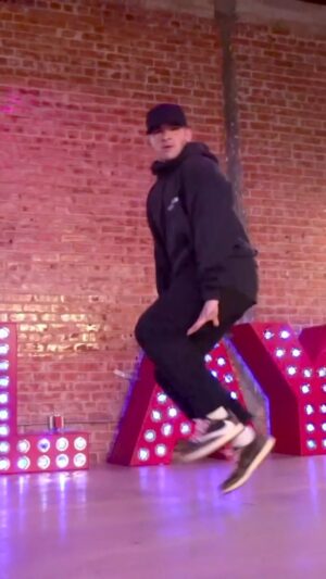 Kenny Wormald Instagram - @louisdipippa 🔥🔥

🎶 #DODAT @albinosemme 

#choreography @kennywormald @daynesempert @louisdipippa 

#playgroundla