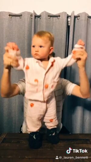Kenny Wormald Instagram - Harlow watching Peppa Pig on TV with laser focus not phased by any of this. 😂😂 

#reelitin #baby #dance #whoa #peppapig #tiktok @laurenbennett