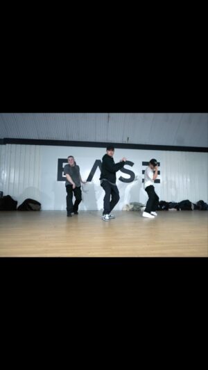 Kenny Wormald Instagram - 🇬🇧🇺🇸🇬🇧

Teaching Sunday March 19th at 16:00 @basedancestudios (different combo)
www.basedancestudios.com 📲