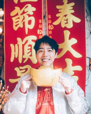 Kent Tsai Instagram - 新年快到了大家有規劃去哪裡玩嗎？
我主演的電影《還錢》2/8全台上映
好希望過年期間可以跟大家一直見面
過年如果我不是在跑映後
就是在台南賣果汁
歡迎大家來找我玩✌🏻

我也來跟大家分享我自己的開運小撇步！
首先過年期間就是要穿上紅色系的衣服才會喜氣洋洋
所以我選擇穿上Gap紅色拉鍊帽踢T外套，而且這件Logo是以龍麟設計的哦！
跟再外搭一件金箔色立領棒球外套
就有一種喜氣金光閃閃✨發大財的感覺
希望今年可以「龍」光煥發，賺大錢！

另外推薦大家可以去算自己的靈性數字
過年買刮刮樂的時候 選擇跟自己相關的數字編號
會比較好運喔!

歡迎大家2024年多多找我拍電影拍戲
新春治裝也歡迎到Gap逛逛 一起Gap Together !
@gaptaiwan #gaptaiwan #gapootd #iamgap 新裝出發