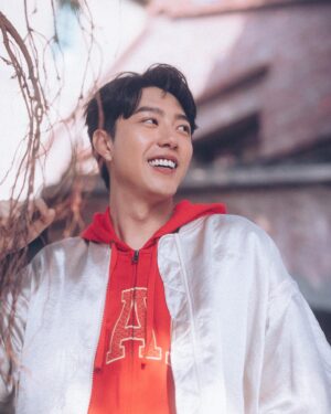 Kent Tsai Instagram - 新年快到了大家有規劃去哪裡玩嗎？
我主演的電影《還錢》2/8全台上映
好希望過年期間可以跟大家一直見面
過年如果我不是在跑映後
就是在台南賣果汁
歡迎大家來找我玩✌🏻

我也來跟大家分享我自己的開運小撇步！
首先過年期間就是要穿上紅色系的衣服才會喜氣洋洋
所以我選擇穿上Gap紅色拉鍊帽踢T外套，而且這件Logo是以龍麟設計的哦！
跟再外搭一件金箔色立領棒球外套
就有一種喜氣金光閃閃✨發大財的感覺
希望今年可以「龍」光煥發，賺大錢！

另外推薦大家可以去算自己的靈性數字
過年買刮刮樂的時候 選擇跟自己相關的數字編號
會比較好運喔!

歡迎大家2024年多多找我拍電影拍戲
新春治裝也歡迎到Gap逛逛 一起Gap Together !
@gaptaiwan #gaptaiwan #gapootd #iamgap 新裝出發