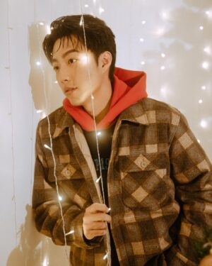 Kent Tsai Instagram - 今年聖誕節前夕迎來一陣低溫寒流
原本還在奇妙的天氣裡茫然
一下子就降到10度以下
聖誕節跟跨年的氛圍忽然變得好濃烈

這次跟李沐一起提前過聖誕（啊她就很忙
穿上GAP撞色帽T跟棕色格紋外套
還帶上我在法國買的聖誕醜老頭
對了 @mumoonlee 我的聖誕禮物咧

我跟Gap一起準備了聖誕禮物給大家
但因為我媽12/27生日啦
她本人又有點虛榮
想要請大家在12/24 00:00前在貼文下面留言
「祝如秀生日快樂，我想抽到 #Gap聖誕禮物 」

我會在12/25 聖誕節當天抽出一位粉絲
可以獲得Gap聖誕禮盒喔！ 

聽說 @mumoonlee 也有準備
不要學我好不好

@gaptaiwan
#gaptaiwan #gapootd #iamgap新裝出發