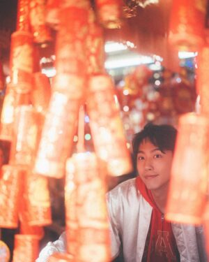 Kent Tsai Instagram - 新年快到了大家有規劃去哪裡玩嗎？
我主演的電影《還錢》2/8全台上映
好希望過年期間可以跟大家一直見面
過年如果我不是在跑映後
就是在台南賣果汁
歡迎大家來找我玩✌🏻

我也來跟大家分享我自己的開運小撇步！
首先過年期間就是要穿上紅色系的衣服才會喜氣洋洋
所以我選擇穿上Gap紅色拉鍊帽踢T外套，而且這件Logo是以龍麟設計的哦！
跟再外搭一件金箔色立領棒球外套
就有一種喜氣金光閃閃✨發大財的感覺
希望今年可以「龍」光煥發，賺大錢！

另外推薦大家可以去算自己的靈性數字
過年買刮刮樂的時候 選擇跟自己相關的數字編號
會比較好運喔!

歡迎大家2024年多多找我拍電影拍戲
新春治裝也歡迎到Gap逛逛 一起Gap Together !
@gaptaiwan #gaptaiwan #gapootd #iamgap 新裝出發