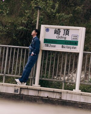 Kent Tsai Instagram - 元宵節剛過完 大家應該都陸續開工了吧
雨神如我 果然一安排了拍照
想去的地方就開始陸續下雨
這次跟著攝影師一起到了苗栗的崎頂車站
發現台灣各地還保有很多復古的車站
如果不是為了拍攝 也很少會來到這裡

這次穿上Gap與紐約傳奇時尚教父Dapper Dan
推出的DAP GAP春季聯名系列
不只融合Gap丹寧文化 還把街頭美學融入現代
牛仔襯衫與千鳥格牛仔褲恰如其分的藍色混搭
讓我沉浸在復古的時光隙縫裡

喔 對了 拍完就下毛毛雨了
明明出發前查苗栗還是大太陽呢

DAP GAP春季聯名系列將於2/29(四)起
在Gap統一時代百貨台北店(B1)、板橋大遠百(B1)、台中LaLaport 門市(北館2F)以及官網gap.tw限定發售

@gaptaiwan
#gaptaiwan #gapootd #iamgap 新裝出發 #dapperdan