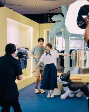 Kent Tsai Instagram - 今天跟Lulu一起來到
信義A11的NB BOY初夏揪遊限定快閃店
好喜歡快閃店的每一個角落
巨型氣球、狗狗、棕櫚樹
還有………IU 好漂釀💛
還有………LU好漂釀❤️

也歡迎大家去NB門市跟我合照一下啦
拜託啦！去一下啦😝

啊還有！現在到A11 NB BOY快閃店
購買一件NB BOY系列T Shirt
就可以獲得一個可愛的限量吊飾喔
還不快RUN!!

#揪遊NB走出好心情 #newbalance #574L #2002R #550