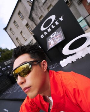 Kent Tsai Instagram - 很開心可以擔任OAKLEY備戰應援隊⻑
國中打棒球的時候
擁有了第一支OAKLEY的太陽眼鏡
長大成為演員後
也很榮幸跟OAKLEY有了最近的接觸

Be who you are.
作為演員 有時候就像運動員一樣
鎖定目標後 專注的前進
有時候需要超越的不是別人
而是每一次的自己
每一次都要比上一次再更好

今天在活動現場體驗了備戰場域的三大關卡
有田徑、網球跟高爾夫球
讓我最印象深刻的是高爾夫球的體驗
原本以為跟棒球的概念很接近
沒想到使用到平常很少用到的腰部肌肉
揮個兩三球就滿身大汗
還好我戴著OAKLEY BiSphaera™太陽眼鏡
不僅貼合我的鼻子跟太陽穴
流汗的時候太陽眼鏡反而像章魚一樣
緊緊的黏在我的臉上
完全不會脫落 很有安全感

聽說OAKLEY這個品牌的名字
來自創辦人的狗狗
希望有一天AMO也能夠成為我的品牌名稱

@oakley #oakleytw #oakley備戰應援車