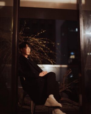 Kent Tsai Instagram - 瀏海放下來好像比較年輕

@burberry
