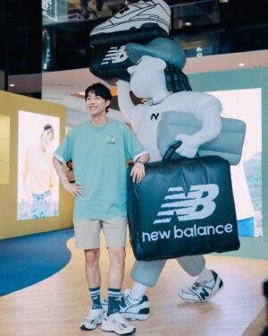Kent Tsai Instagram - 今天跟Lulu一起來到
信義A11的NB BOY初夏揪遊限定快閃店
好喜歡快閃店的每一個角落
巨型氣球、狗狗、棕櫚樹
還有………IU 好漂釀💛
還有………LU好漂釀❤️

也歡迎大家去NB門市跟我合照一下啦
拜託啦！去一下啦😝

啊還有！現在到A11 NB BOY快閃店
購買一件NB BOY系列T Shirt
就可以獲得一個可愛的限量吊飾喔
還不快RUN!!

#揪遊NB走出好心情 #newbalance #574L #2002R #550