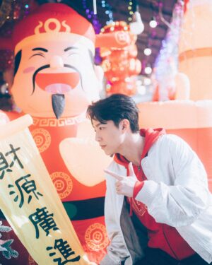 Kent Tsai Instagram - 新年快到了大家有規劃去哪裡玩嗎？
我主演的電影《還錢》2/8全台上映
好希望過年期間可以跟大家一直見面
過年如果我不是在跑映後
就是在台南賣果汁
歡迎大家來找我玩✌🏻

我也來跟大家分享我自己的開運小撇步！
首先過年期間就是要穿上紅色系的衣服才會喜氣洋洋
所以我選擇穿上Gap紅色拉鍊帽踢T外套，而且這件Logo是以龍麟設計的哦！
跟再外搭一件金箔色立領棒球外套
就有一種喜氣金光閃閃✨發大財的感覺
希望今年可以「龍」光煥發，賺大錢！

另外推薦大家可以去算自己的靈性數字
過年買刮刮樂的時候 選擇跟自己相關的數字編號
會比較好運喔!

歡迎大家2024年多多找我拍電影拍戲
新春治裝也歡迎到Gap逛逛 一起Gap Together !
@gaptaiwan #gaptaiwan #gapootd #iamgap 新裝出發