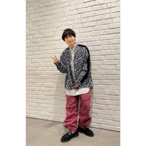 Kenta Suga Instagram - 【出演情報】
4月5日(金) 25:00〜スタートの、
『クイズ 多い方が勝ち！』に出演させて頂きます！

クイズというよりアクティビティでした。笑
公式さんが何故か僕のアクロバット押しなのですが、本編では活かされてるのか…
収録楽しかったのでぜひご覧下さい！😳

ー着用衣装ー
@sol___official 
@joyeux_press 
@meagratia 
@aiver_official 
@sian.pr 

#クイズ多い方が勝ち 
#二宮和也mcの大人数クイズ番組