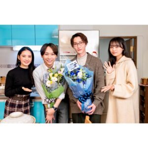 Kenta Suga Instagram - ドラマ『先生さようなら』のクランクアップの写真が届きましたー！😳
なんと北さんと林さんも駆けつけてくださいました！
ついに今夜最終回…
児玉くんは拓郎にどんな言葉をかけるのか…
おたのしみに！

#先生さようなら