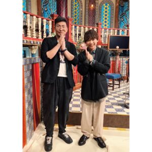 Kenta Suga Instagram - 【出演情報】
今日よる8時〜放送の
『踊る！さんま御殿!!』
「独身だらけの恋愛ジェネレーションギャップSP」
に出演させて頂きます！
15年ぶりのさんま御殿！😳
久しぶりのさんまさんはエネルギーの塊で最高でした😳
マジシャンGOさんとお写真を撮ってもらいました！
収録後にもマジックを見せて頂いたのですが本当すごかった…
ぜひご覧ください！

ー着用衣装ー
@cullni 
@lufon_official 
@aiver_official 
@sian.pr