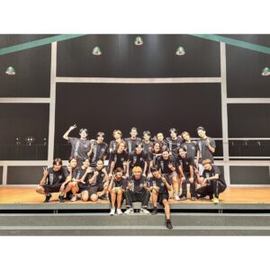 Kenta Suga Instagram - "劇団「ハイキュー‼︎」旗揚げ公演"

無事に全公演終了致しました。
お越し下さった皆様、
配信でご観劇下さった皆様、
本当にありがとうございました！

人生初の演出。
ハイキュー‼︎をこれだけ大きな劇場で。
とんでもなく光栄で幸せな時間でした。
僕の中には今まで、
ハイキュー‼︎のいちファン。
という側面と、
日向を演じた自分。
というのがありました。
そこに今回、演出目線で見るハイキュー‼︎が加わって…
なんかもう。こんなに幸せな事はないなと思いました。

僕の中のそれぞれの立場から見たい「ハイキュー‼︎」があって、それをひとつの作品に落とし込む。
1番単純で1番難しいことだと、改めて実感しました。

"バレーボールも演劇もひとりではできない。"

真にこれを感じました。
僕のやりたい事、見たい景色を、
沢山の愛と情熱で形にしてくれたクリエイターチーム、技術チーム、プロデュースチーム、キャストの皆。
誰が欠けてもこのハイキュー‼︎は生まれなかった。

本当に心からありがとうございました。

なんか副音声で鑑賞会とかしたいな。笑

また会う日まで！！！

#劇キュー