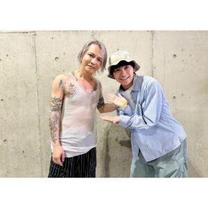 Kenta Suga Instagram - VIVA LA ROCK 2024にて、
HYDEさんとお写真を撮って頂きました！😳
恥ずかしながら初めてHYDEさんのステージを観させて頂いたのですが…最高でしたっ！
空間を掌握するパワーが凄い！しかも力強さだけではなく、お茶目さも感じるステージで…ファンになりました😳

楽曲勉強させて頂きます！😳