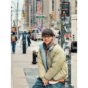 Kenta Suga Instagram - ニューヨークに行ってきましたー！🇺🇸
3泊4日ブロードウェイで観劇漬けの旅！😳
最高に刺激的でエネルギーとインスピレーションを沢山貰える旅でした。
沢山のご縁のおかげで、現地で活躍するクリエイターの方々にもお話を伺うことができて夢みたいな時間でした。

このタイミングで行くことが出来て本当に幸せで、
この経験を創作に活かしなさい。と言ってもらえている気がして身が引き締まる思いです。

というわけでこれからしばらくはニューヨーク写真館やりますよ！ストック沢山できたからね！笑
お楽しみに！😳