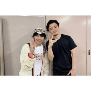 Kenta Suga Instagram - まっじで載せないで俺だけの写真にするか迷ってたけど…
載せちゃう😳

先日、大好きなアーティストのKREVAさんの『KREVA CLASS』を観劇させて頂きました！

クレさんは日頃のLIVEでも"韻"や"DJ"について解説してくださる瞬間がよくあって、それはKREVAというアーティストの日本語への責任と感謝だと思ってるんだけど、
それのひとつの到達点を魅せてもらえた気分です。

僕は高校時代からクレさんの音楽はもちろん、姿勢とかマインドにも多分に影響を受けてきて…（同じ中学の大先輩でもありますから！笑）
常に王者であり挑戦者である姿に力をもらってきたのですが、この舞台でまたひとつ"最高"を提供して貰えました。

小林賢太郎さんの演出と構成が、笑えるけど、どこか切なさもあって多面的なクレさんにぴったりでした。

そんなKREVA CLASSが配信されるらしい！😳
全然頼まれてないのに最高だったので告知しますね！？笑

『KREVA CLASS –新しいラップの教室-』
配信決定‼️

配信メディア：PIA LIVE STREAM
販売期間：6/1(土)21:08〜6/16(日)21:08
配信期間：6/13(木)21:08〜6/16(日)23:59

須賀ファンぜひ！！笑
"いけるなら絶対いっとけ！"です！
#KREVA