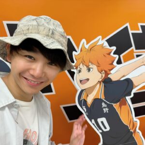 Kenta Suga Instagram - そうそう！
こないだ池袋のロフトで開催されてた『ハイキュー‼︎プラザ』にいってきました！！

仕事で池袋行った後にデパートをプラプラしてたら、たまたま館内アナウンスで「ハイキュー‼︎」という単語が聞こえて…
なんというハイキュー‼︎運😳

#ハイキュー