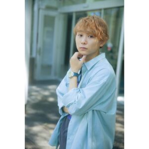 Kenta Suga Instagram - 今日も"劇団「ハイキュー‼︎」旗揚げ公演"やっております。
毎日役者のみんなが役と対話しているのがわかる。素敵だ。

さて、【休日ムーブメント vol.02】
俳優・須賀健太が着けるベル＆ロス

取材して頂きました！
なんか時計すると気が引き締まる。
ベル&ロスさんの時計が良すぎて、リアルに欲しくなってしまいました！

めっちゃかっこよく撮ってもらった😳

#劇キュー
