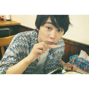 Kenta Suga Instagram - 〜旅サラダ宮古島旅ふりかえり# 3〜

次に訪れたのは、
地元の方から観光客まで開店から行列ができる"新和食堂"さん！

ここで頂いたのは、今回の旅でどうしても食べたかった…

"山羊汁定食"！

食べたことのある周りの人達は口を揃えてノブさんばりに「クセがすごいぃ…」と言うのですが、逆にそれが気になって、今回の旅に入れ込んで頂きました😳

結果…

美味いっ！！！
もちろん独特の香りはあるんだけど、それが肉肉しさになっていて臭みというより旨味になっていました！😳
ただ、これはお店によってかなり味付けが異なるそう…
場所やお店によっては、よりクセが強い物もあるとか…😳

僕と同じ山羊汁ビギナーの方は、新和食堂さんから始めてみては？