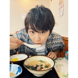 Kenta Suga Instagram - 〜旅サラダ宮古島旅ふりかえり# 3〜

次に訪れたのは、
地元の方から観光客まで開店から行列ができる"新和食堂"さん！

ここで頂いたのは、今回の旅でどうしても食べたかった…

"山羊汁定食"！

食べたことのある周りの人達は口を揃えてノブさんばりに「クセがすごいぃ…」と言うのですが、逆にそれが気になって、今回の旅に入れ込んで頂きました😳

結果…

美味いっ！！！
もちろん独特の香りはあるんだけど、それが肉肉しさになっていて臭みというより旨味になっていました！😳
ただ、これはお店によってかなり味付けが異なるそう…
場所やお店によっては、よりクセが強い物もあるとか…😳

僕と同じ山羊汁ビギナーの方は、新和食堂さんから始めてみては？