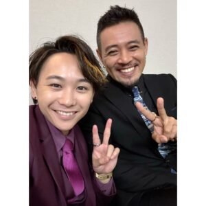 Kenta Suga Instagram - ドラマ『ACMA:GAME』
第一話ありがとうございました！

原作とはまた違うキャラ造形ではありましたが、
マルコの持つ根底の可愛らしさや人との繋がりを意識して演じさせて頂きました！
そして呉弁指導兼丸子の右腕、沖原一生さん！
二人三脚で役を作っていきました。
呉弁本当難しかった！笑
ここはイントネーション上がるのにここは下がるんだ！…
みたいな。笑
関西弁や岡山弁だと思われてる方も居たみたいで…
そのどれとも違う初めての感覚でした😳

#アクマゲーム