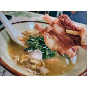 Kenta Suga Instagram - 〜旅サラダ宮古島旅ふりかえり# 3〜

次に訪れたのは、
地元の方から観光客まで開店から行列ができる"新和食堂"さん！

ここで頂いたのは、今回の旅でどうしても食べたかった…

"山羊汁定食"！

食べたことのある周りの人達は口を揃えてノブさんばりに「クセがすごいぃ…」と言うのですが、逆にそれが気になって、今回の旅に入れ込んで頂きました😳

結果…

美味いっ！！！
もちろん独特の香りはあるんだけど、それが肉肉しさになっていて臭みというより旨味になっていました！😳
ただ、これはお店によってかなり味付けが異なるそう…
場所やお店によっては、よりクセが強い物もあるとか…😳

僕と同じ山羊汁ビギナーの方は、新和食堂さんから始めてみては？