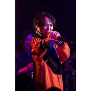 Kenta Suga Instagram - こんちは。
暑いんだか寒いんだか分かんない日ですね…
今日もROCKにいきましょう。

こないだゲスト出演させて頂いたBUCKSのライブカット頂きました😳

@maeken_photo_