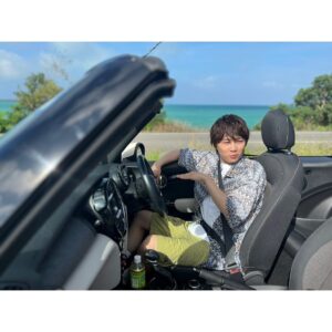 Kenta Suga Instagram - 〜旅サラダ宮古島旅ふりかえり# 2〜

今回の宮古島旅はなんと言ってもドライブっ！！🚗

1年半ぶりに運転したペーパーゴールドドライバー須賀は、
座席をなるべく前にして直角の姿勢を保ち、運転しました😳笑

伊良部大橋も、カメラを付けてロケ車の先導などもなく本当に1人きりのドライブだったので、ドキドキもありつつ高揚感が凄かったです☺️

#宮古島 
#伊良部島
#旅サラダ