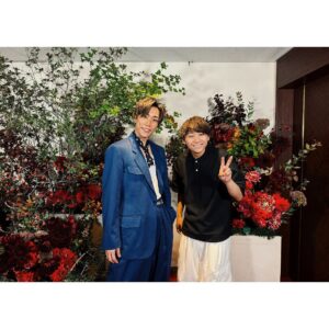 Kenta Suga Instagram - 昨日は、たいちゃんのファンクラブバースデーイベントに
サプライズで参加させてもらいました！😳

めちゃくちゃ楽しかった！😳
ビデオコメントで「今から行くわ！」って言ってから登場するやつちょっと憧れだったんです😳

お客様も受け入れてくれてありがとうございました！
おかげさまで、西村家三男（本当は次男。）を就任しました！😳

改めてたいちゃんおめでとう！☺️