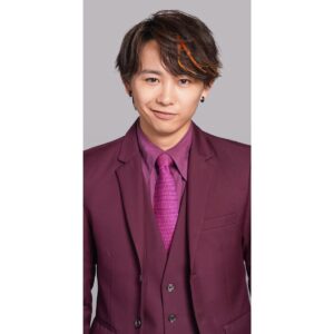 Kenta Suga Instagram - 【情報解禁！】
日本テレビ系 4月7日（日）22:30～放送の、
ドラマ『ACMA:GAME アクマゲーム』に丸子光秀役で出演致します！

この悪そうな顔！笑
ただ、本編では"悪いヤツ"というわけではなく…色々な側面を感じ取って頂けるよう演じました！お楽しみに！😳

ー解禁情報ー

間宮祥太朗が演じる主人公・織田照朝が「悪魔の鍵」を狙うライバルたちとの命懸けの頭脳バトル「アクマゲーム」に巻き込まれていく本作。
この悪魔の鍵をめぐり、照朝の前に次々と立ちはだかる敵を演じるキャスト情報を一部解禁。
第1話には須賀健太が出演決定！

第1話で照朝が「アクマゲーム」の存在を知り初めて対戦することになる相手は、須賀が演じる、反社会勢力「丸子ファミリー」2代目トップ・丸子光秀。

人知を超えた悪魔の力がいざなう、命を賭けた頭脳×心理戦！果たして父を殺した男の正体は！？
負けたら最期…極限の遊戯（デスゲーム）が始まる！！

#アクマゲーム