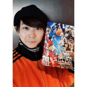 Kenta Suga Instagram - 劇場版『ハイキュー‼︎ -ゴミ捨て場の決戦-』

東宝さんにご招待頂き、
試写会にて鑑賞しました！！

号泣。
もうほんとに。
内容も結末もぜんぶ知ってるはずなのに。
アニメであること、映像であることの強みを最大限に活かした"ゴミ捨て場の決戦"でした。

今まで僕にとってアニメ『ハイキュー‼︎』は、
"1番俯瞰で楽しめるハイキュー‼︎"という位置付けでした。
どの人、どの試合の重さも、良い意味で等しくて、
彼らが辿る物語自体の魅力を感じるコンテンツでした。

それが今回、変わりました。

日向にこれほどまでに没入するとは。

僕は演劇ではこの試合を経験してないし、
（羨ましがってばかりだけど…笑）
でもなんだか僕の中の日向も戦ってるような。
鼓動が早くなって歯を食いしばって涙が溢れて…

ありがとう。

そう言いたくなりました。

これは絶対に劇場で観てほしい。
なんなら僕はIMAXで絶対もう一回観たい。
今すぐ観たい。笑

そして、SPYAIRさんの『オレンジ』
正真正銘SPYAIRで、
正真正銘"新SPYAIR"でした。
きっと自分達自身という高い高い壁に挑み続けた期間だったと思います。
外野には想像つかないくらい。
でも、烏野が翼を手に入れるように。
音駒が繋ぎ続けるように。
僕らの大好きな、それでいて新鮮な、
SPYAIRでした。

最後に、この作品に関わった全ての皆様に感謝と尊敬を！

ハイキュー‼︎ってやっぱり最高だ！

#ハイキュー
#劇場版ハイキュー
#ゴミ捨て場の決戦