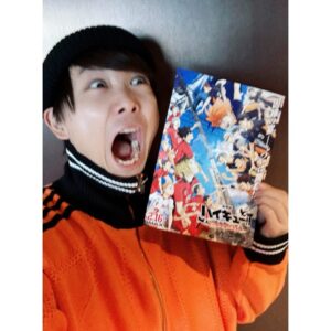 Kenta Suga Instagram - 劇場版『ハイキュー‼︎ -ゴミ捨て場の決戦-』

東宝さんにご招待頂き、
試写会にて鑑賞しました！！

号泣。
もうほんとに。
内容も結末もぜんぶ知ってるはずなのに。
アニメであること、映像であることの強みを最大限に活かした"ゴミ捨て場の決戦"でした。

今まで僕にとってアニメ『ハイキュー‼︎』は、
"1番俯瞰で楽しめるハイキュー‼︎"という位置付けでした。
どの人、どの試合の重さも、良い意味で等しくて、
彼らが辿る物語自体の魅力を感じるコンテンツでした。

それが今回、変わりました。

日向にこれほどまでに没入するとは。

僕は演劇ではこの試合を経験してないし、
（羨ましがってばかりだけど…笑）
でもなんだか僕の中の日向も戦ってるような。
鼓動が早くなって歯を食いしばって涙が溢れて…

ありがとう。

そう言いたくなりました。

これは絶対に劇場で観てほしい。
なんなら僕はIMAXで絶対もう一回観たい。
今すぐ観たい。笑

そして、SPYAIRさんの『オレンジ』
正真正銘SPYAIRで、
正真正銘"新SPYAIR"でした。
きっと自分達自身という高い高い壁に挑み続けた期間だったと思います。
外野には想像つかないくらい。
でも、烏野が翼を手に入れるように。
音駒が繋ぎ続けるように。
僕らの大好きな、それでいて新鮮な、
SPYAIRでした。

最後に、この作品に関わった全ての皆様に感謝と尊敬を！

ハイキュー‼︎ってやっぱり最高だ！

#ハイキュー
#劇場版ハイキュー
#ゴミ捨て場の決戦