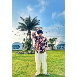 Kenta Suga Instagram - 〜旅サラダ宮古島旅ふりかえり# 5〜

この日のお宿は最新のグランピング施設！😳

グランテックリゾート『ヘブン』

ヘブンですよ！天国！😳笑
でも、その名にふさわしい場所でした！！！！

伊良部島の広大な自然や澄んだ空気をたのしみながら、ジャグジーやエアコン完備の綺麗な客室もある…
まさにアウトドアのいいとこ取り😳

追加であと5泊くらいしたかった笑

食事も美味しくてバーベキューはボリューム凄くて彩りもめちゃくちゃ良かった！
そして、1番のおすすめは、
グランドメニューの方にあるラーメン！！
『あぐーぬーどる』だったかな？（一番大事な名前を忘れました。笑）
これは行ったら絶対食べてください！😳

VTRには紹介しきれなかったのですが、5.6人で一部屋で泊まれる広めのお部屋もあるので、学生や友達で旅行なんかもめちゃくちゃ気分上がるとおもいます！☺️

僕もまた絶対行きたい場所になりました☺️
皆様もぜひ😳