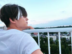 Kentaro Ito Instagram - 今日も暑かったですね。
青空の下でとある撮影をしております！

お楽しみに👊

kentaro...