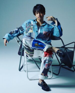 Kentaro Ito Instagram - 僕自身、2冊目となる写真集をレスリー・キーさんに撮っていただきました。レスリーに初めて写真を撮って頂いたのは14歳の時です。その作品が世に出る事はなかったのですが、撮影現場は今でも鮮明に思い出されます。そしてその時レスリーから「君はNew Generationだね」と言われたのを強烈に覚えています。あの時は分からなかったけど、様々な仕事をやらせていただくにつれ、言葉の意味が分かってきたのと、その言葉に似合うような「役者」「男」にならなければいけないと思いました。

出会いから10年が経ち、25歳になった今、レスリーが撮ってくれた色んな自分が写っています。この10年で楽しいこと、泣くこと、大笑いすること、反省することが沢山ありました。膝をつかないように踏ん張らなければならない経験もしてきました。『New Generation』がハマる男にはなれていないかもしれませんが、自分にとって大切な10年でした。これからの10年に向けて。是非たくさんの方が手に取って頂けると嬉しいです！全ての人に感謝を込めて。

kentaro.