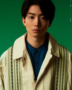 Kentaro Ito Instagram - 舞台背信者のクスノキこんな感じです。

衣装も衣装部が心込めてリメイクして作ってくれました。
このコートに付いてるのは和服の帯なんですね、、かっこよかったです。衣装部さん、ありがとう。
さぁ、皆さんと会えるまでもう少しです。

仕上げます。

kentaro....