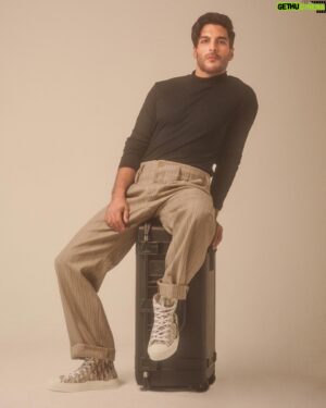 Keon Alexander Instagram - ‘keon, pictured here with all the new baggage he has from playing Marco Inaros’⁣
⁣
OR⁣
⁣
_____[CAPTION THIS]______⁣
⁣
⁣
⁣
⁣ 

⁣
⁣
⁣
Photograph by Kelsey Hale⁣
@kelsey_hale ⁣
⁣
Style⁣
@maryam_nassir_zadeh ⁣
@dior ⁣
@ysl