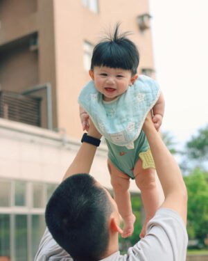 Kerstin Chan Instagram - 一打一過夜的那天總算是來了（抖
爸爸明天有任務在身準備出遠門
希望這隻正值睡眠倒退期的小可愛乖乖配合
不要半夜爬起床開趴
能穩定睡過夜 不要太為難媽媽(〃´-`〃)♡