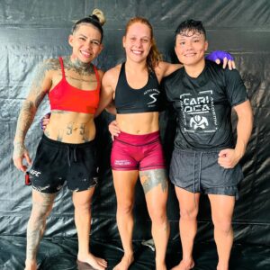 Ketlen Souza Instagram - O HYPE É REAL 
Simplesmente com as melhores do 🇧🇷🏆
@ketlenesquentadinhaofc @polastri_ufc @daymonstermma @anysilva_bjj faltando na foto @naizicantanhede que está chegando 
#GirlPower #UFC #MrCage #MMA #Manaus #Amazonas